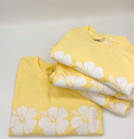 Emily paige cO
Trio flowers tee NWOT never worn - Picture 1 of 3